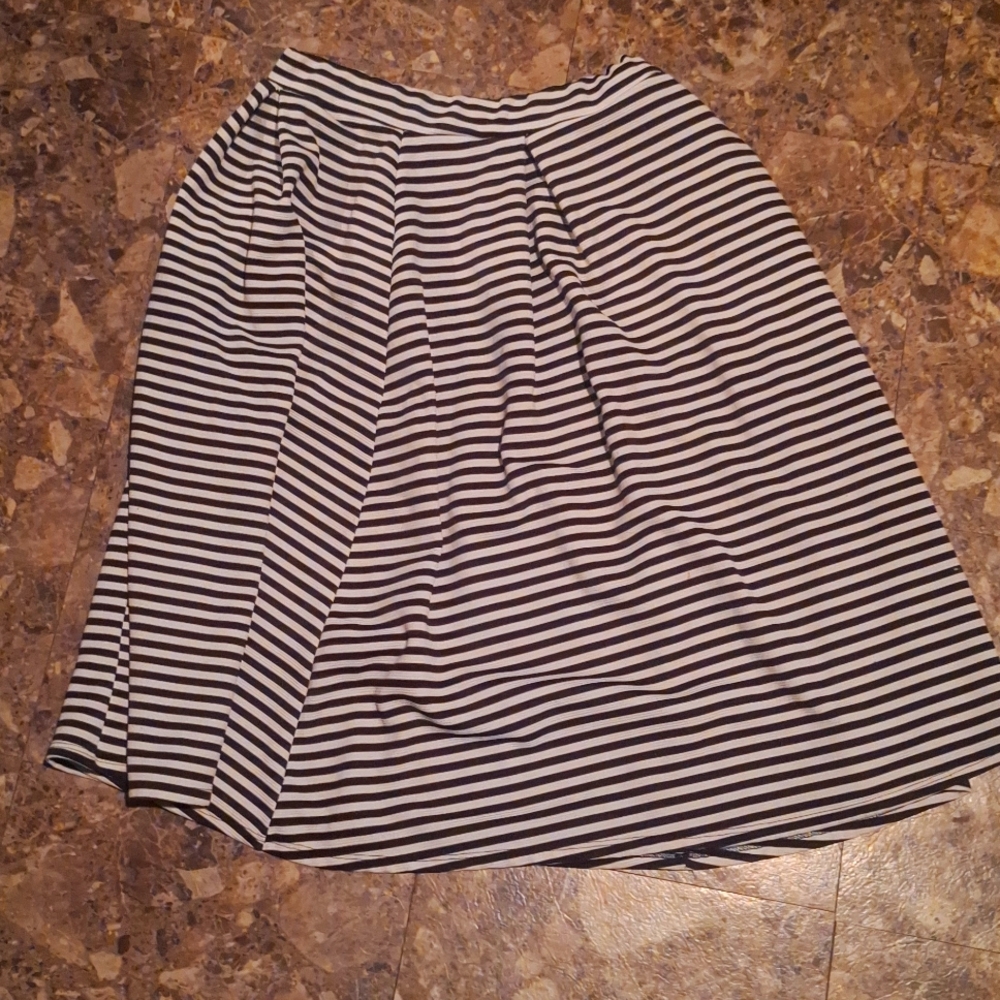Black and white long stripped skirt pleated at the top